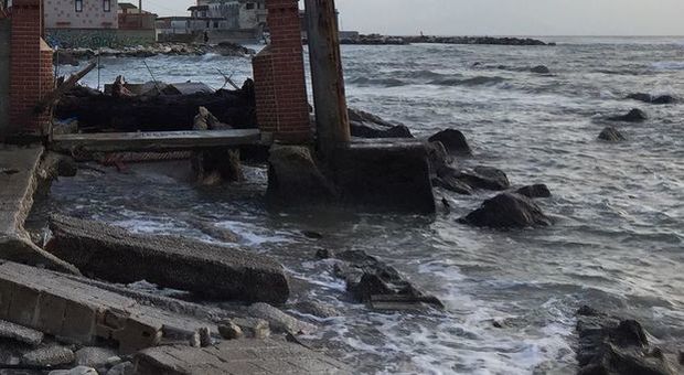 Coppia tenta suicidio in mare: salvata dalle onde da alcuni poliziotti