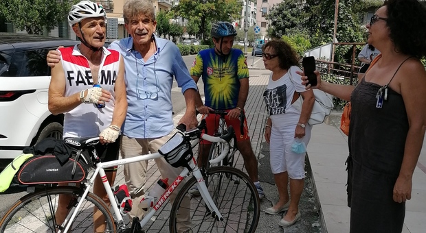 Bruno Violo al suo arrivo a Cassino da Parigi in bicicletta