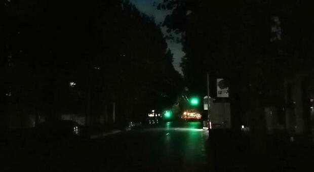 Le luci si spengono alle 5,10, Ancona al buio per la crisi: «Pericoli in strada»