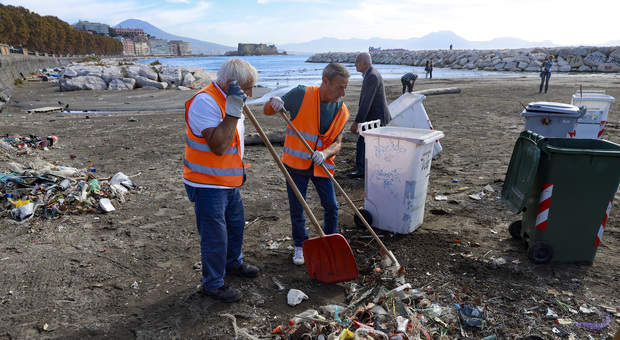 Napoli, ripulita la spiaggia della Rotonda Diaz dopo il maltempo