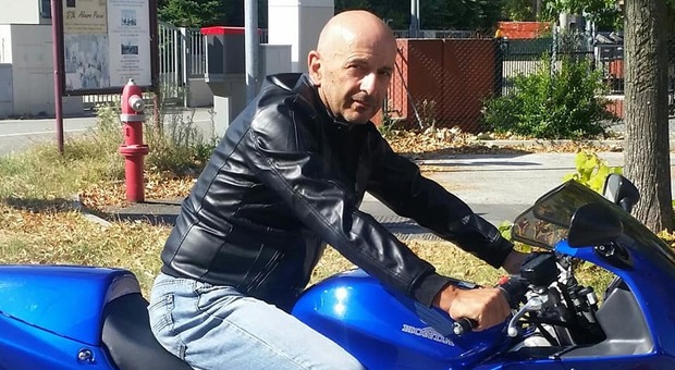 Incidente choc in moto, Gianluca muore a 56 anni: un tragico volo di 100 metri