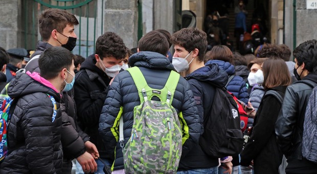 Covid, pochi infetti tra gli studenti: così in Campania la scuola va