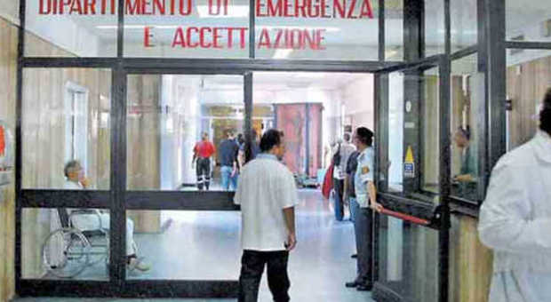 Napoli, ospedali senza garze e disinfettanti. «Lei è ferito? Non possiamo medicarla»