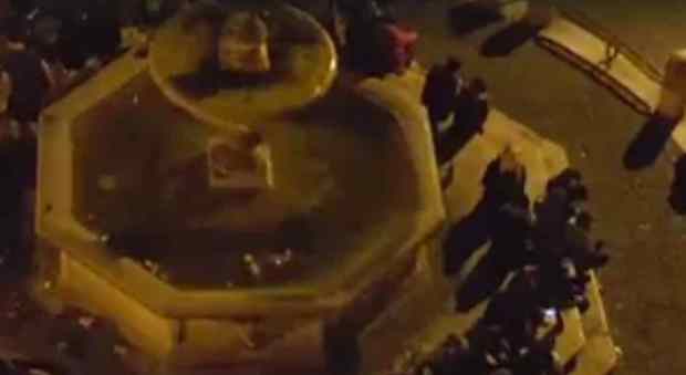 Roma, Monti nel degrado invaso dai tifosi del rugby: bottiglie e cartacce nella fontana del '500