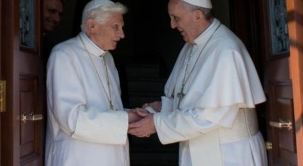 Ratzinger insieme a Bergoglio (AP)