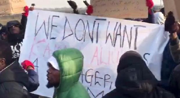 Cona, nuova protesta: nigeriani contro il mediatore culturale