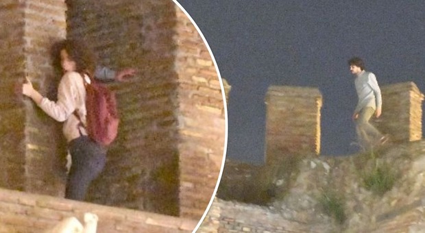 Roma, turisti scalano le Mura Aureliane: l'ultimo scempio dopo i tuffi e le biciclette nelle fontane