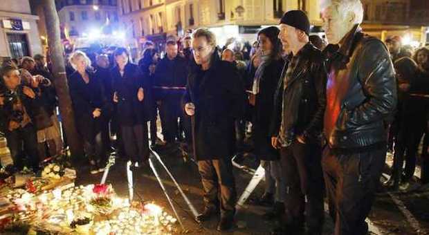 Attentati a Parigi, gli U2 al teatro Bataclan per rendere omaggio alle vittime, concerti annullati