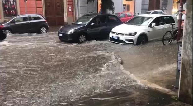 Bomba d'acqua su Caserta: le strade diventano fiumi, caos in città Video