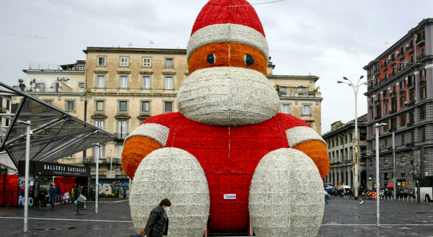L'enorme installazione di Babbo Natale a piazza Garibaldi