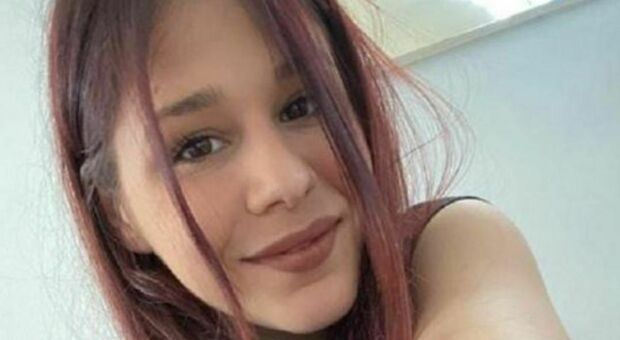 Ragazza di 25 anni, muore prima del brindisi al 2023: l'auto guidata dalla sua amica si schianta contro un albero