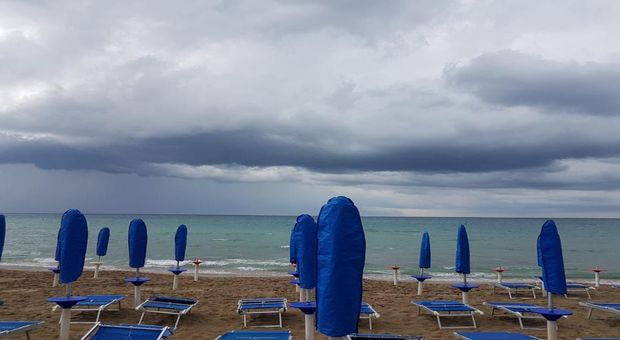Fuga dalle spiagge: temporali e temperature giù nel Brindisino. Record di pioggia a Fasano