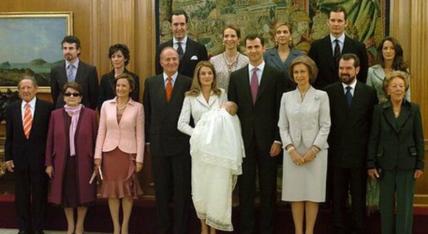 Spagna, le sorelle di re Felipe si vaccinano negli Emirati arabi prima di incontrare il padre Juan Carlos: è bufera