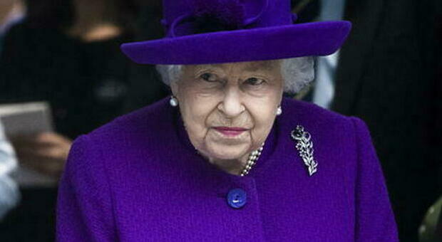 La regina Elisabetta, primo impegno reale dopo la morte di Filippo: visita alla nave ammiraglia della Royal Navy