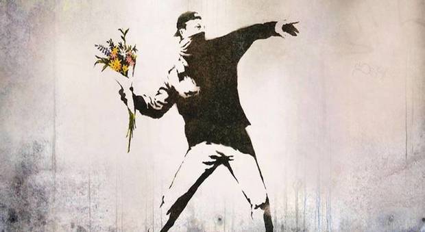 L'attacco: «La mostra di Banksy? È una "sòla": opere false»