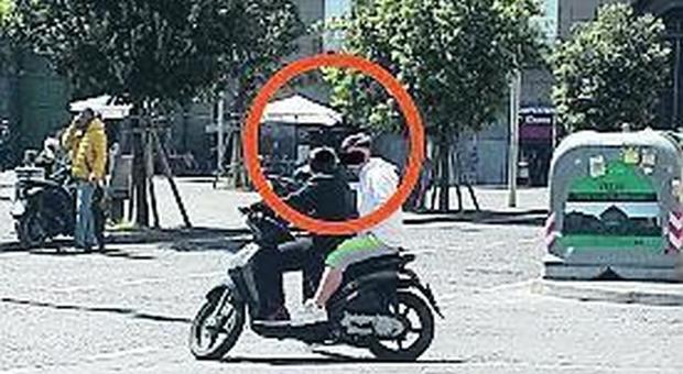 Piazza Municipio, i raid dei minori in scooter (senza casco)