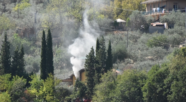 Incendio in villa in via Ippocrate Danni ingenti, indagini sulle cause del rogo