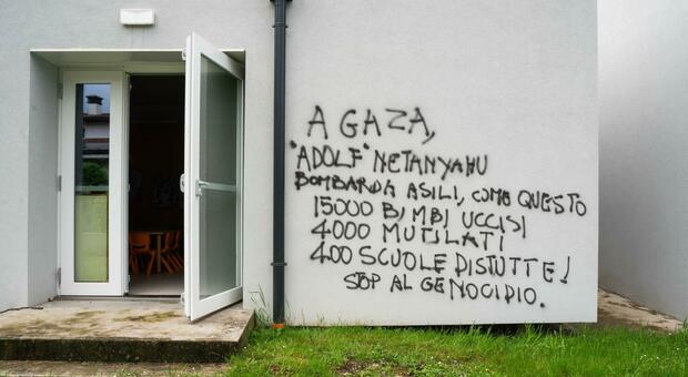 Scritta choc all'asilo di Porcia, sul muro dell'ingresso: «A Gaza sarebbe stato bombardato»