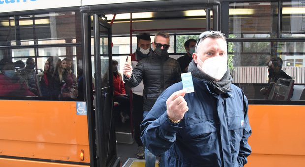 La protesta degli autisti no pass costringe Busitalia a rivedere il piano corse