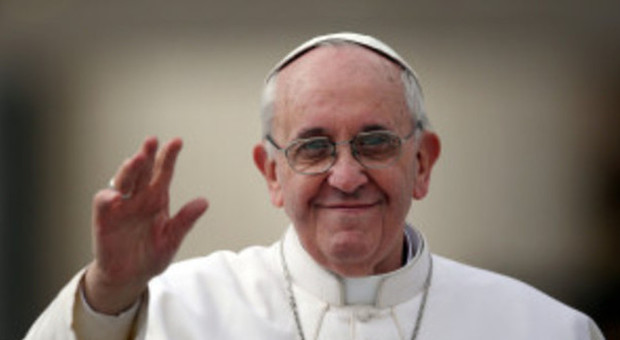 Tweet del Papa: accecati dalla vita comoda, non vediamo chi ci muore vicino