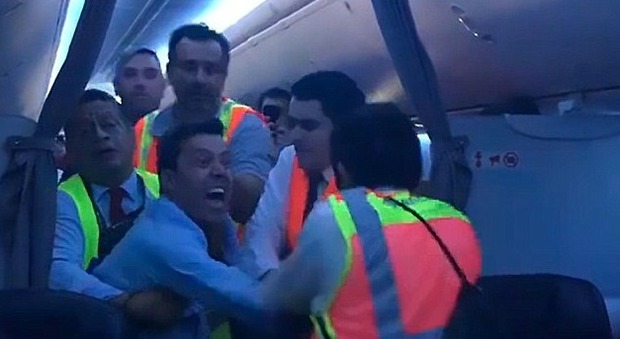 Messico, rissa ad alta quota: passeggero ubriaco costringe aereo ad atterraggio d'emergenza