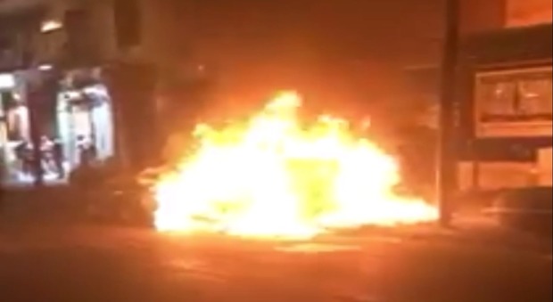 Piazza Garibaldi nel caos, extracomunitario dà fuoco ai rifiuti e attacca i carabinieri: fermato