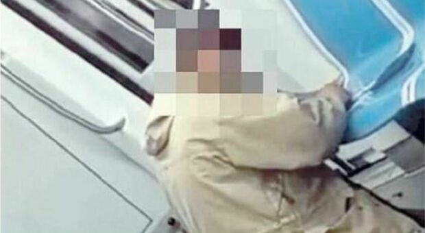 Uomo sniffa cocaina sui sedili della metro, choc sulla linea B: il video girato da un passeggero diventa virale