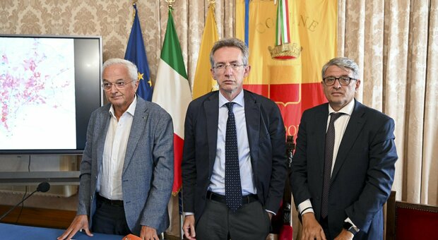 Il sindaco di Napoli Gaetano Manfredi con l'assessore Cosenza e Favo