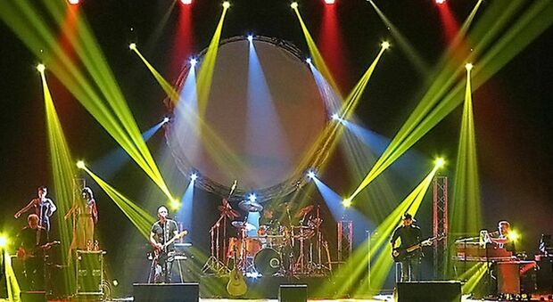 Pink Floyd, il tributo della band Big One al Teatro Brancaccio: pubblico in delirio
