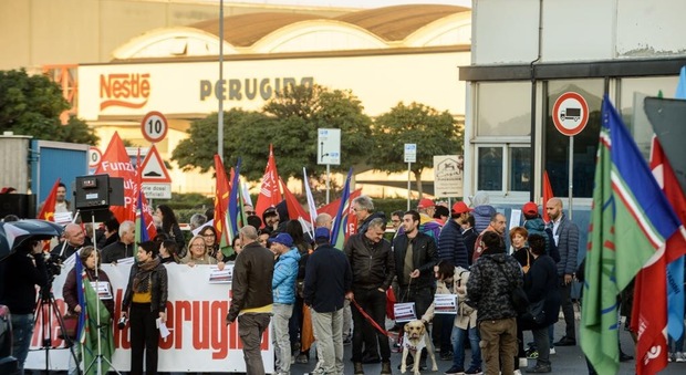 Una manifestazione davanti allo stabilimento Perugina di Sana Sisto
