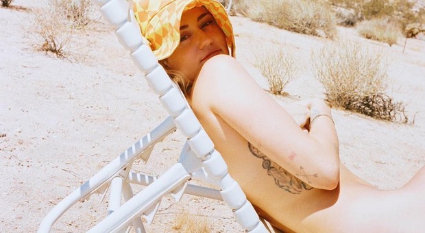 Miley Cyrus, per la postar è già estate: nudo integrale sui social per la gioia dei fan