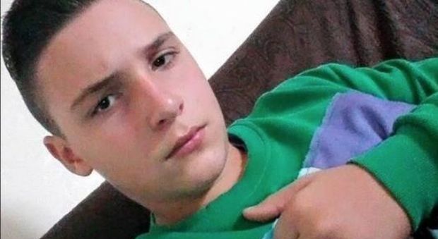 Minorenne ucciso a Napoli, il complice della rapina: «Il carabiniere gli ha sparato il secondo colpo in testa»