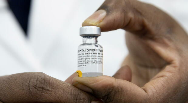 Vaccino Pfizer, il via libera già prima di Natale: «Riunione Ema il 21 dicembre, prime dosi in Europa il 26 o 27»