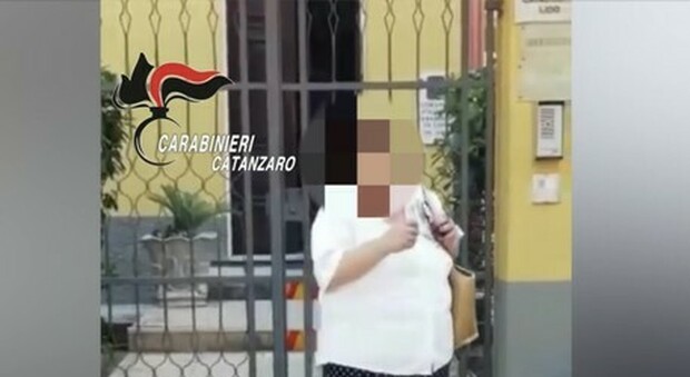 Una donna di 74 anni si è finta cieca per oltre 20 anni: scoperta dai Carabinieri di Catanzaro