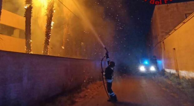 Incendio in una ditta che produce contenitori per alimenti: vigili del fuoco al lavoro per domare le fiamme