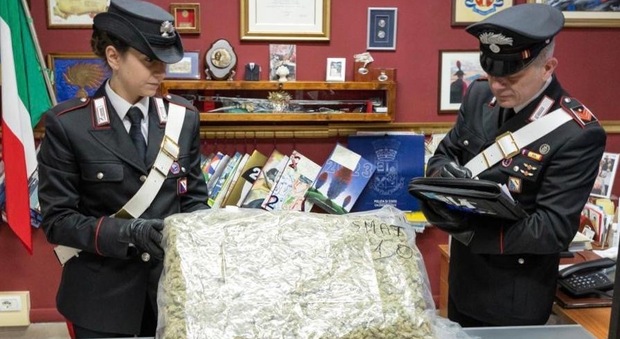 Carabinieri sequestrano il pacco con la droga