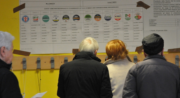 Elettori all'Aquila (foto Renato Vitturini)