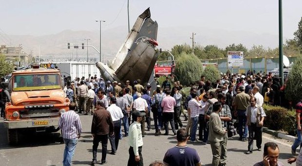 Iran, aereo precipita dopo il decollo con 48 persone a bordo: 39 morti