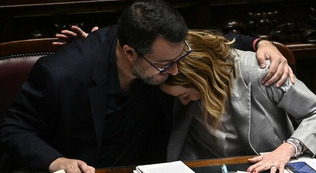 Giorgia Meloni e l'abbraccio con Salvini in Aula: «Contano le decisioni e i voti»