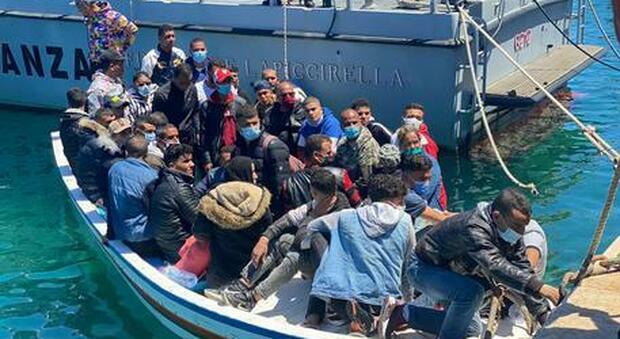 Lampedusa, incessanti gli sbarchi di migranti: oggi altre 102 persone. Hotspot al collasso