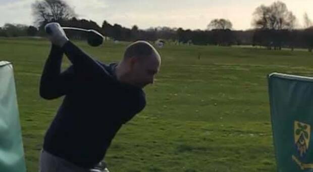 David insegue il record di 12mila palline da golf in 24 ore: l'impresa per l'amico malato di cancro