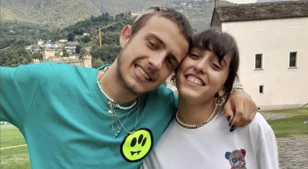 Sangiovanni e Giulia Stabile fanno ormai coppia fissa e questo legame permette loro di affrontare l'odio degli haters che spesso fa soffrire il cantante