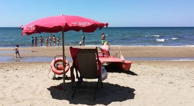Ladispoli, vietato fumare in spiaggia: multa da 500 euro per chi accende la sigaretta
