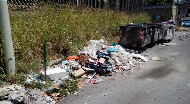 Ponticelli, ancora rifiuti in strada: schiaffo al decoro e alla salute