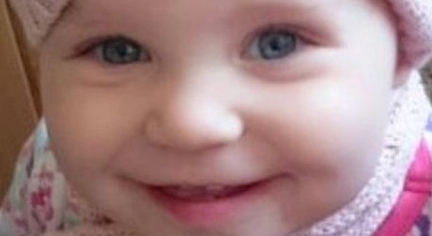 Bambina di 15 mesi morta nel sonno: colpa di un cerotto. Madre sotto choc: «L'ho uccisa io»