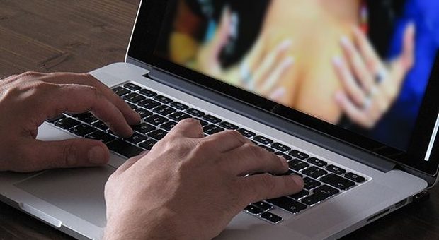 «Abbiamo il tuo video mentre guardi i porno»: la mail-ricatto a centinaia di utenti, boom di segnalazioni alla Postale