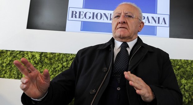 De Luca, attacco al premier Conte: «Circense che governa due gemelli»