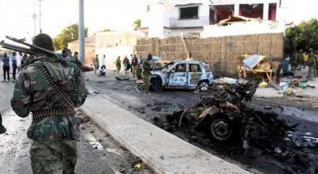 Somalia, uomini armati attaccano due alberghi a Mogadiscio: almeno 10 morti