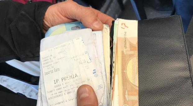 Trova un portafoglio con 1000 euro e lo restituisce: «Grazie Salerno»