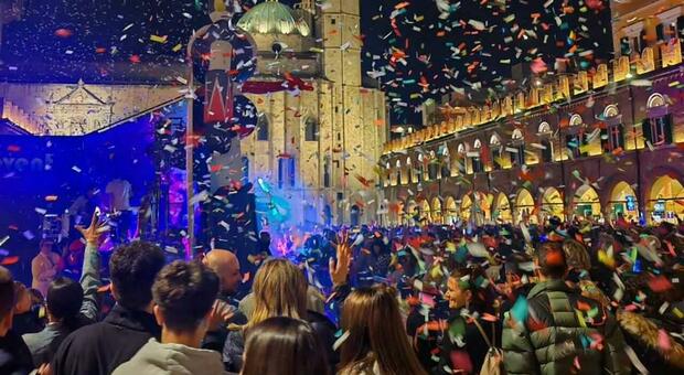 Una discoteca in piazza: in cinquemila a ballare, Ascoli, il centro città fa sold out